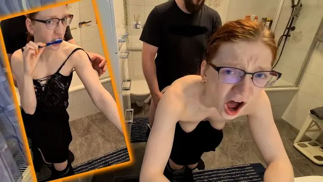 Überraschung von hinten! Quicky beim Zähne putzen!