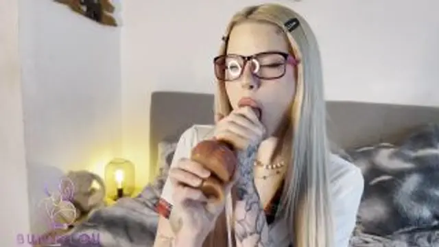 Creampie!!! Schulmädchen brav befüllt vom Spritz Dildo!!!