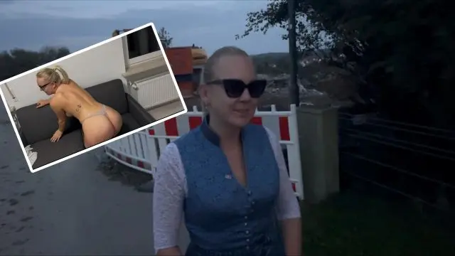 Oktoberfest-Aufriss. Dirndl-Schlampe nimmt Lederhosn Schwanz