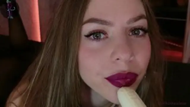 Banana Tease in Strumpfhosen