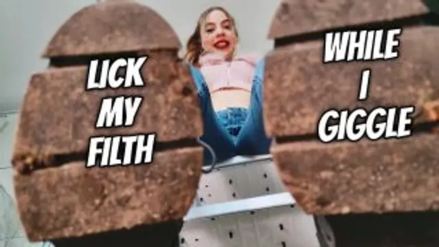 Leck meine Sohlen, während ich kichere