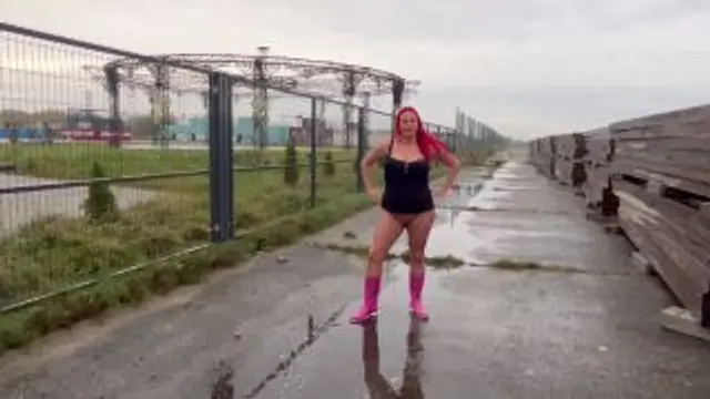 in die Pfütze gepisst mit Gummistiefeln