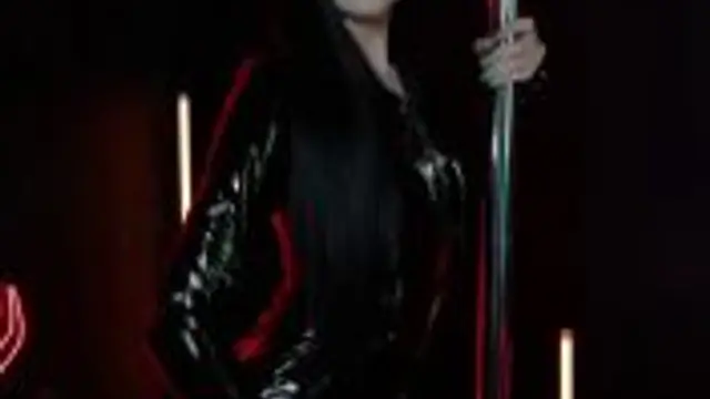 Latex Kleid und rote High Heels opisanie