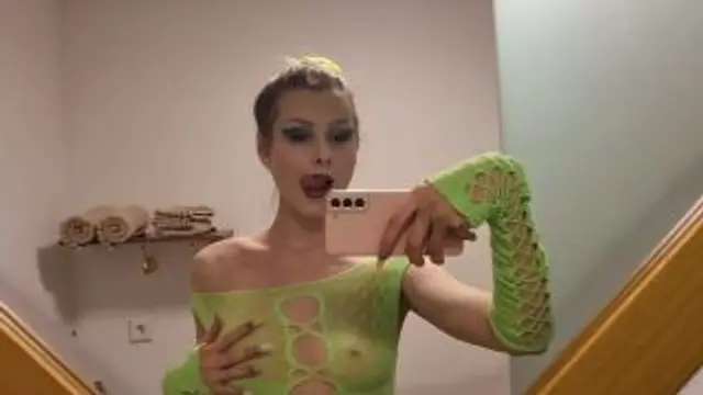 Pippi im stehen in meinem geilen Kleid möchtest du probieren