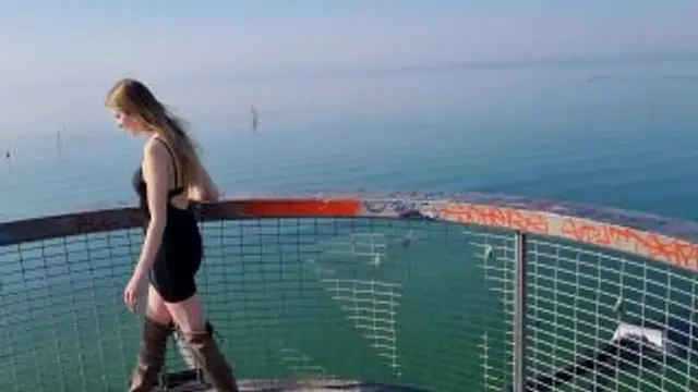 Public Pippi mit Zuschauern am  Aussichtsturm am Bodense