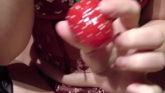 Erdbeeren flutschen geil aus Fotze raus