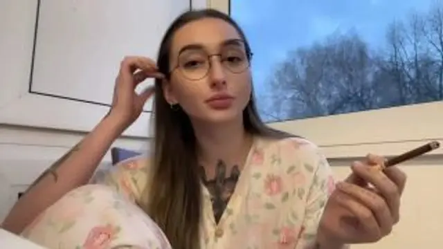 Sexy Rauchen auf dem Balkon