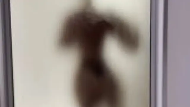 nacktes, heißes Girl in der Dusche