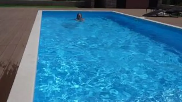 Blowjob mit Sperma im Mund im Pool