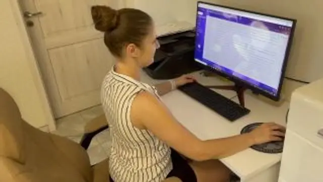 die Sekretärin hat einen Fehler gemacht und muss dafür bezah