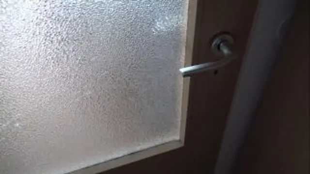 Jennifer zahlt ihre Rechnung