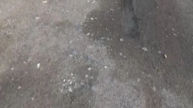 Sie betrügt ihren Freund in der Öffentlichkeit