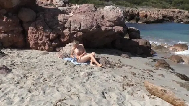 Dreist. Dreckiger Spanner holt sich einen runter