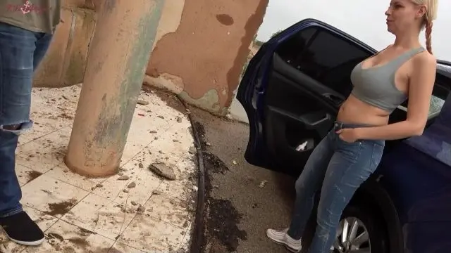 PUBLIC-PISS-Fick direkt an der Strasse!