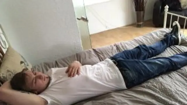 Schulfreund vom Stiefsohn 19J. chillt bei uns.. FACIAL CUM