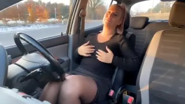 Erwischt!!!! Public Orgasmus im Auto!!!