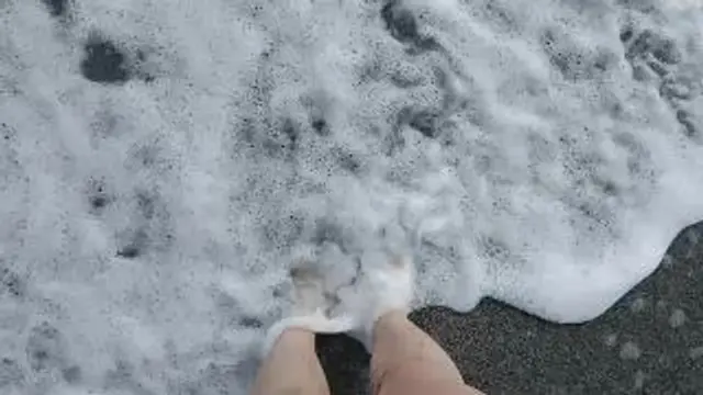 Die Füße der Herrin am Meer