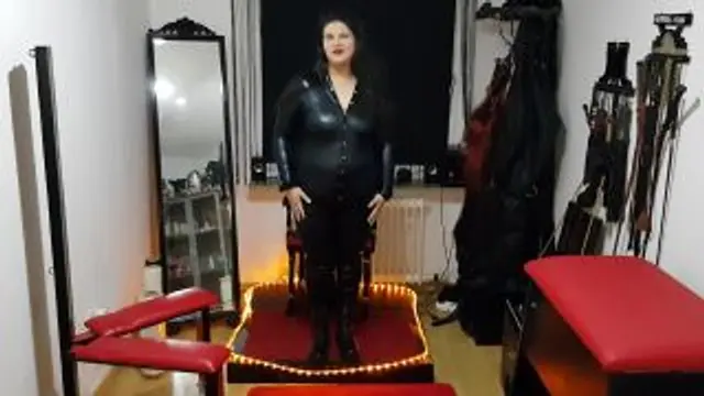 Hotclip im Wetlookglanzanzug