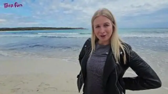 PVC FETISCH - Mit Gummistiefeln im Meer