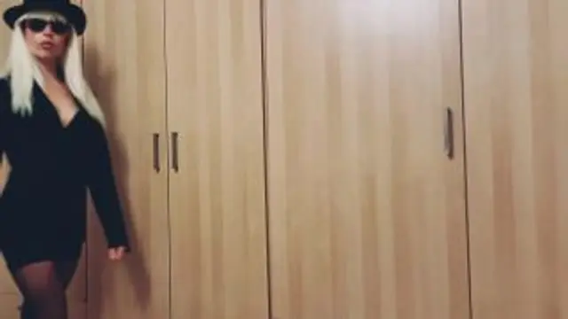 Elegante Lady wird zur Striptease-Bitch