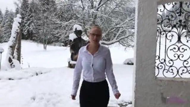 Ausgesperrt - Büro Schlampe pisst geil ab