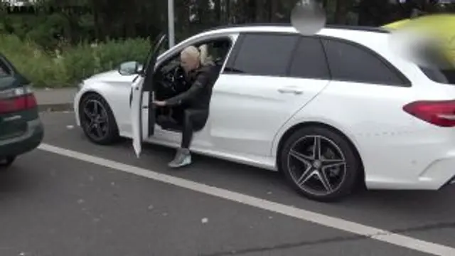 Autobahn WC defekt | PUBLIC PISS | Mein Champagner ist für jeden da