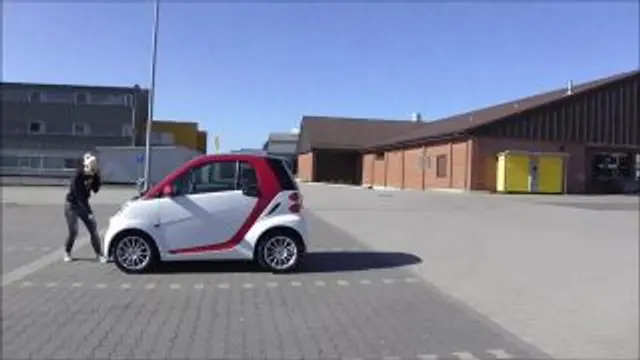 Autopanne: Facial auf Blondine in Jeans Leggings