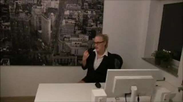 Büro Bitch PISST dreist in den Aufzug