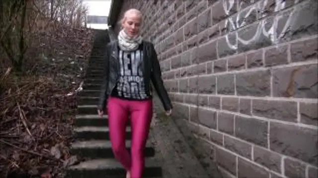 Cameltoe PISS | Hautenge Spandex Leggings vollgepisst