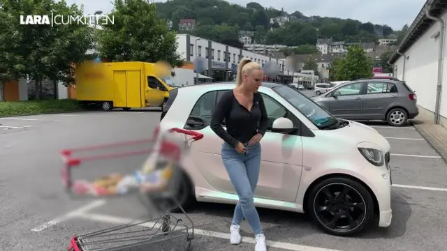 Dreist in der Öffentlichkeit | PUBLIC PISS am Supermarkt