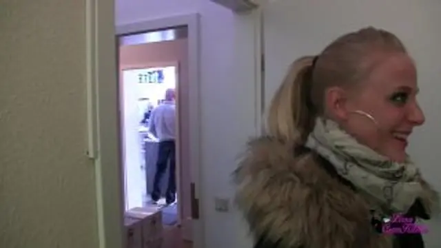 Dreister dreier Quickie - Public im Solarium gefickt