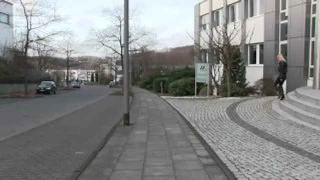 FACIALWALK - Extrem geile LEDERSCHLAMPE public vollgespritzt