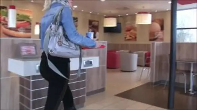 Fast Food Quickie - PUBLIC im Burger Laden