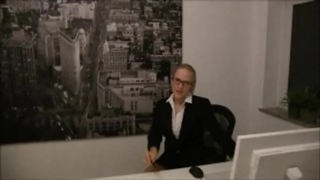 GEIL - Büro Bitch PISST dreist in den Aufzug!