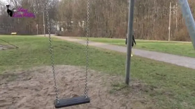 Gummistiefel Fotze - Abgepisst auf der Schaukel