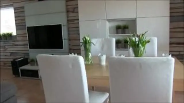 Hausmädchen PISST und lässt sich ANPISSEN