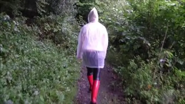 Hilflos, nass und geil in roten Gummistiefeln