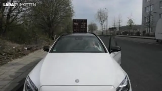 HOT or NOT? | PISS in Stiefeln und Catsuit