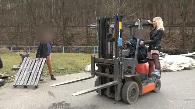 Ich bin die PISS SCHLAMPE in der Firma | Alle schauen mir zu