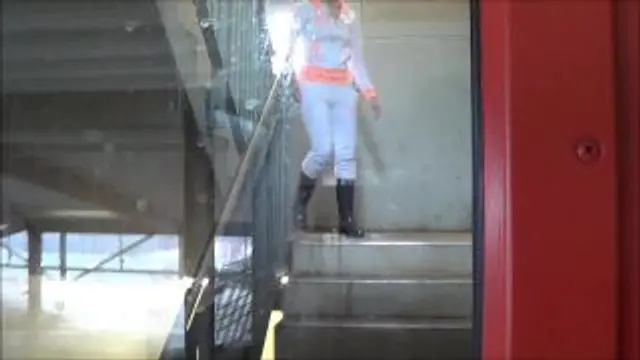 Im Parkhaus in Trainingsanzug gepisst