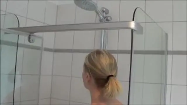 In sexy roten Gummistiefeln duschen