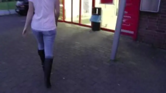 Jeans Piss vor Geldautomat in der Bank