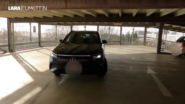 Jeans und Stiefel Bitch | Public eingepisst auf Parkdeck 9