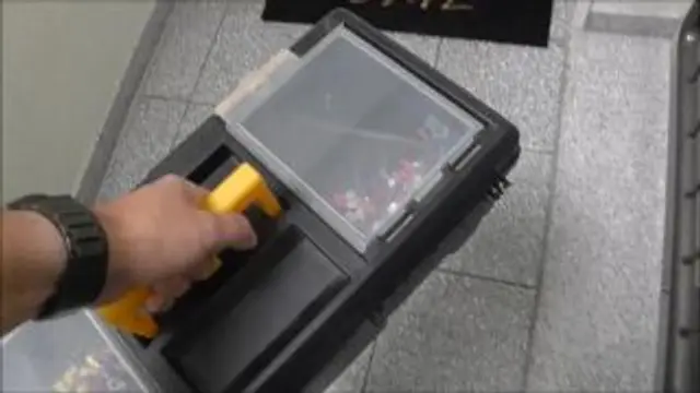 Mega CUM SHOT auf prallen JEANS ARSCH