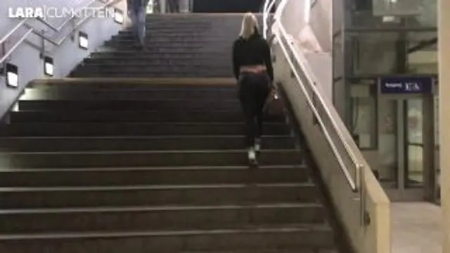 MEGA PUBLIC PISS | mitten in der Einkaufs Passage