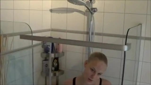 Mega Sexy! Pissen und Duschen im Badeanzug
