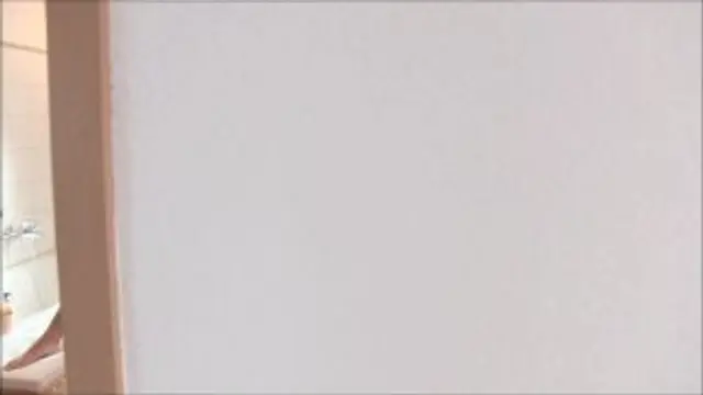 Mit Bodylotion eincremen und geil wichsen