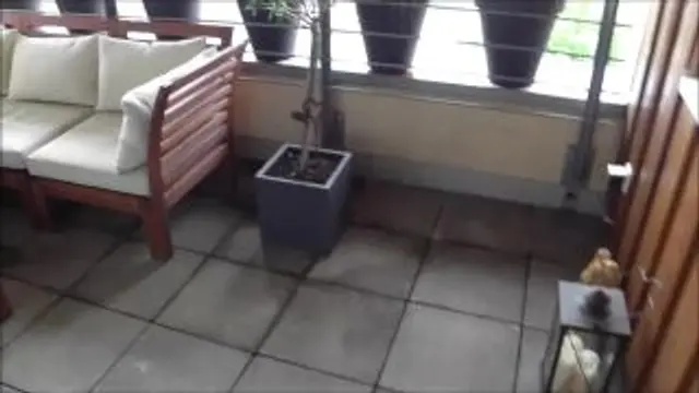 Mit Slip in Fotze und Plug im Arsch krass PISSEN