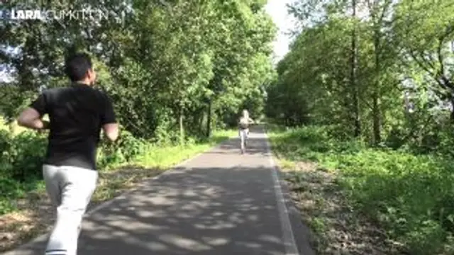 Notgeile FICKSCHLAMPE | BUBBLE BUTT beim joggen vollgespritz