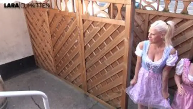 Oktoberfest PISS | Mädchen-Bräu frisch aus der Fotze gezapft